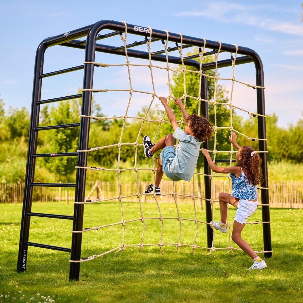 Kinderen spelen op een houten klimrek met klimnet